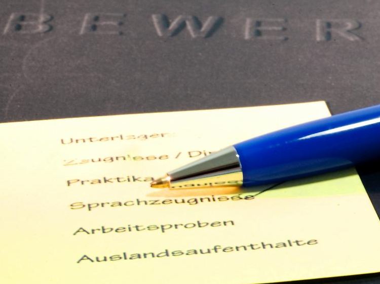 Lebenslauf und Anschreiben auf Papier werden immer unwichtiger. Viele Unternehmen bevorzugen mittlerweile Online-Bewerbungen. (Bild: Remmers/dpa/tmn)