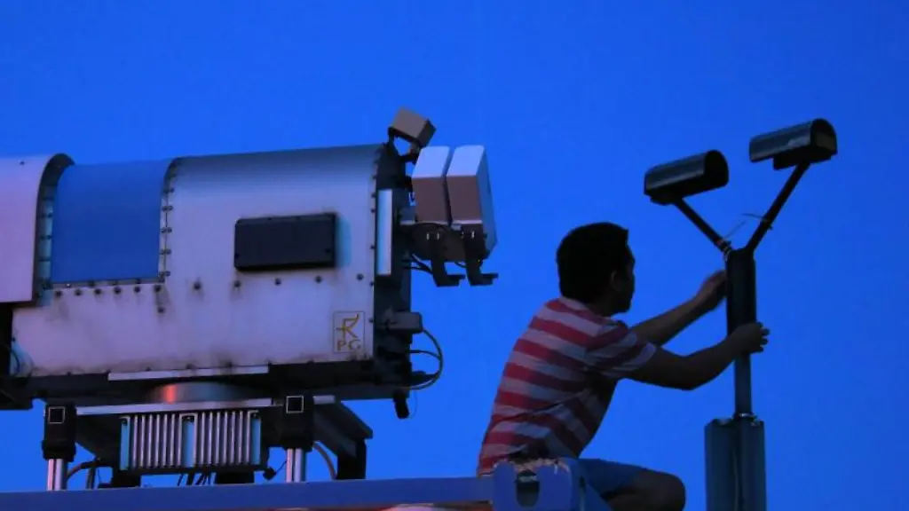 Am-Leibniz-Institut-fuer-Troposphaerenforschung-kontrolliert-der-Physiker-Cristofer-Jimenez-Messgeraete