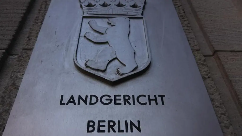 Der-Eingang-des-Landgerichts-Berlin-mit-dem-Schriftzug-des-Gerichts-und-dem-Berliner-Wappen