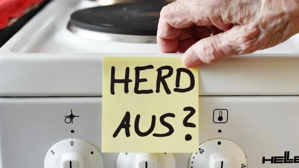 Ein-Klebezettel-mit-dem-Schriftzug-Herd-aus