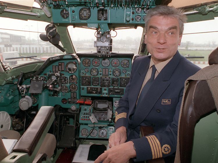 Traurige Ehre, der Pilot des letzten Fluges zu sein: Flugkapitän Klaus Petzold am 30. April 1991 im Cockpit eines Flugzeuges der Interflug.