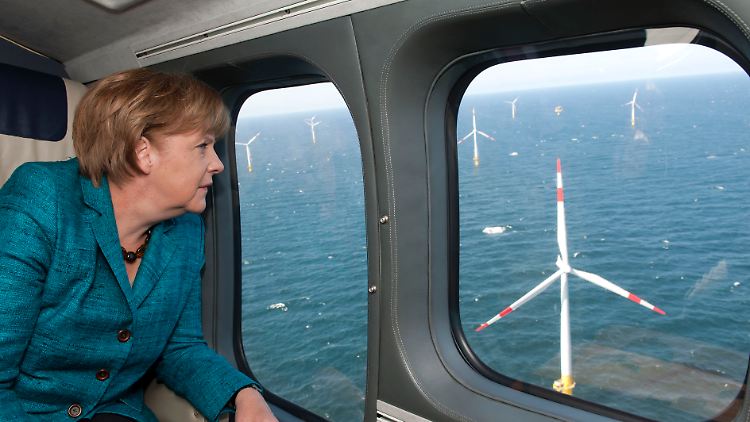 Merkel fliegt im Hubschrauber über den Windpark: "Mit der Offshore-Technologie wird 'Neuland' betreten." 