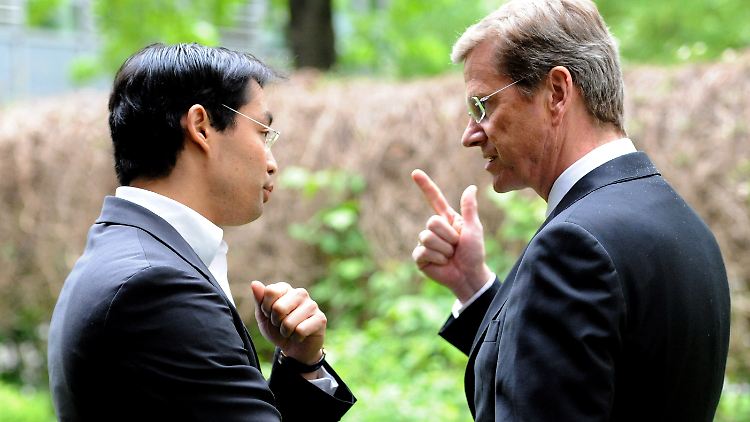 Rösler (l.) im Gespräch mit dem bisherigen Parteichef Westerwelle.