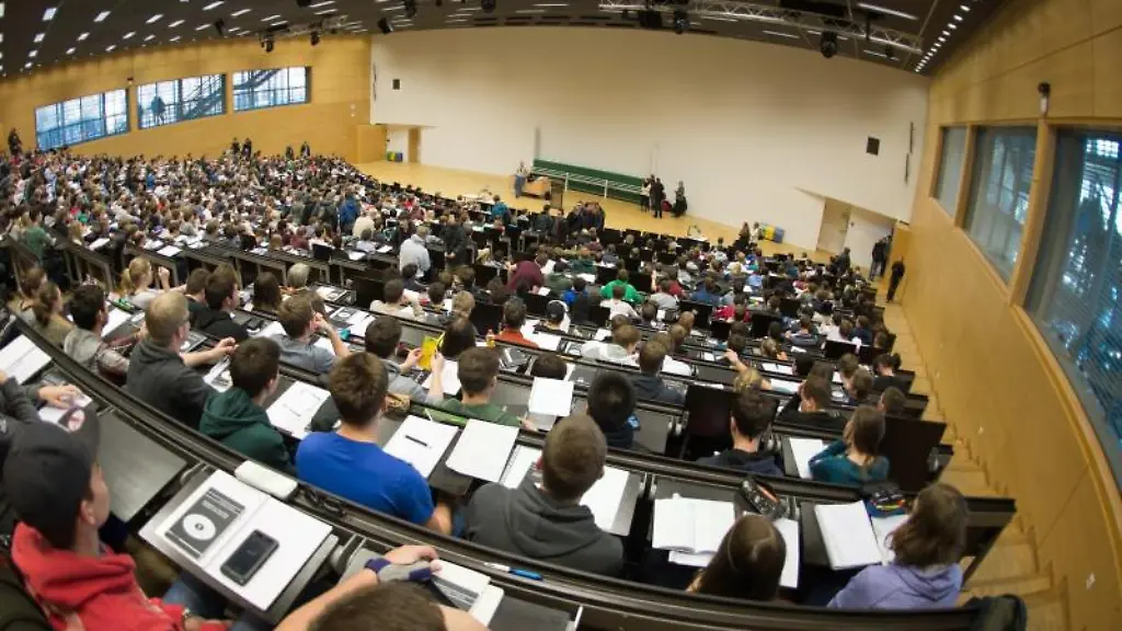 Studierende-sitzen-in-einem-Hoersaal