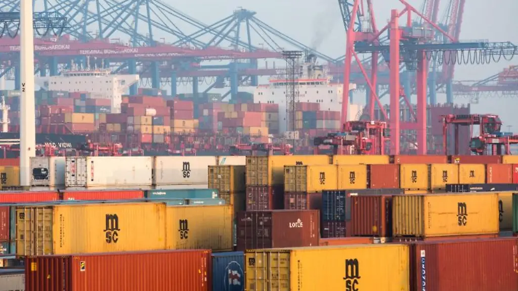 Container-sind-auf-dem-Gelaende-des-Logistikunternehmens-Eurokombi-im-Hafen-von-Hamburg-zu-sehen