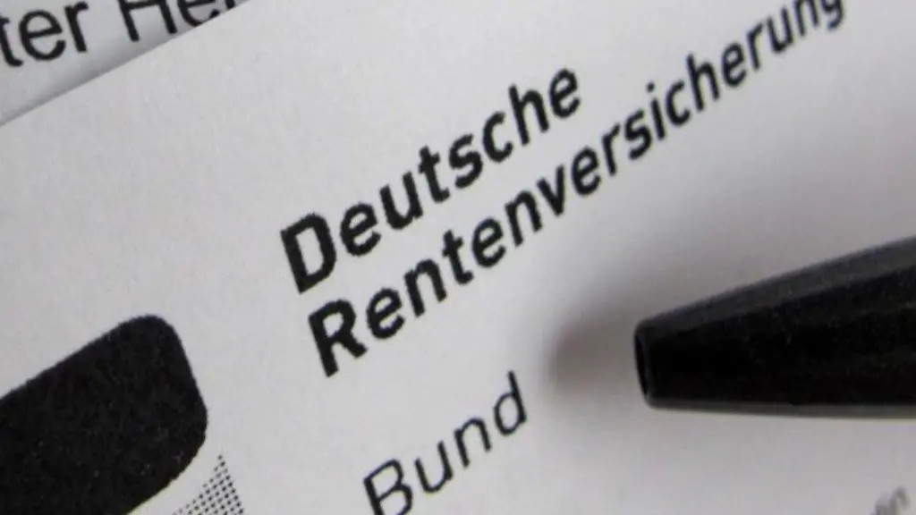 Eine-Renteninformation-der-Deutschen-Rentenversicherung-liegt-auf-einem-Schreibtisch