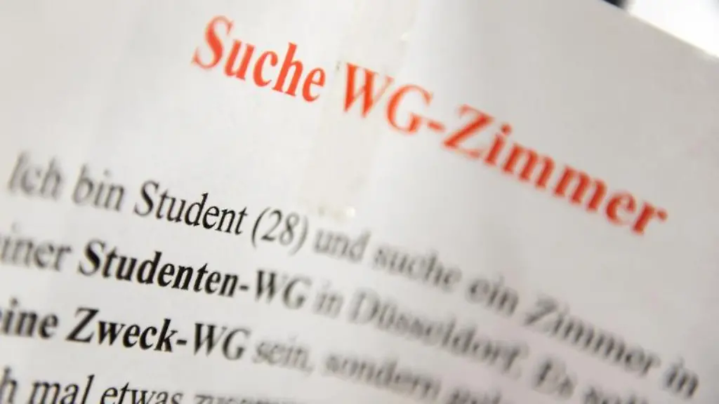 Ein-Zettel-mit-der-Aufschrift-Suche-WG-Zimmer-haengt-an-einem-Schwarzen-Brett