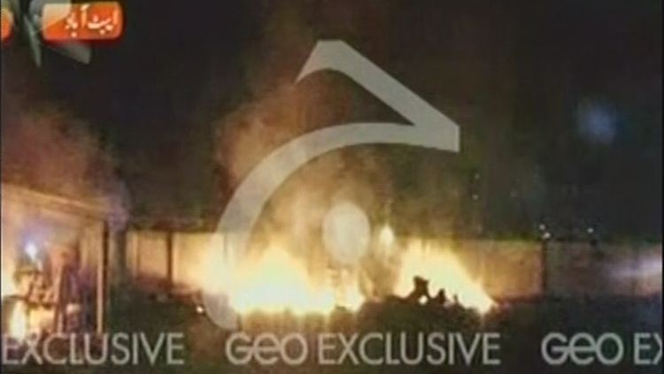 Der abgestürzte Helikopter geht in Flammen auf.