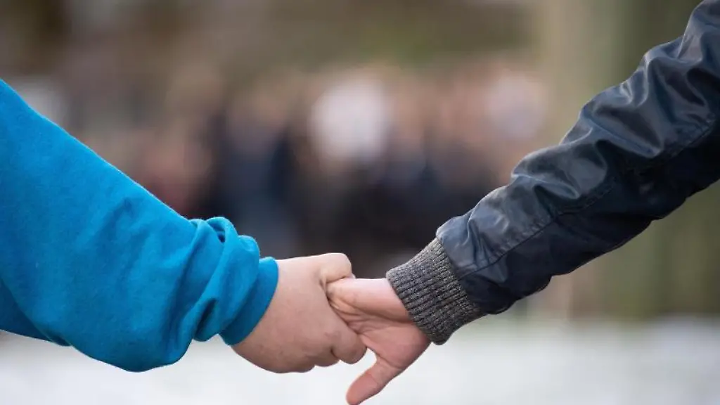 Menschen-halten-sich-an-der-Hand