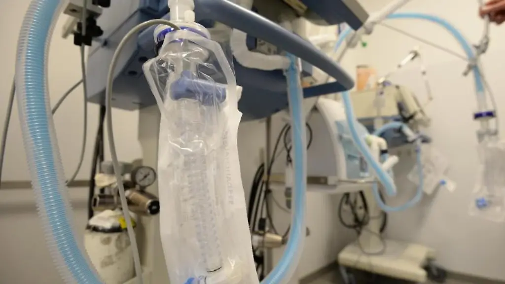 Beatmungsgeraete-stehen-in-einem-Zimmer-in-einem-Krankenhaus