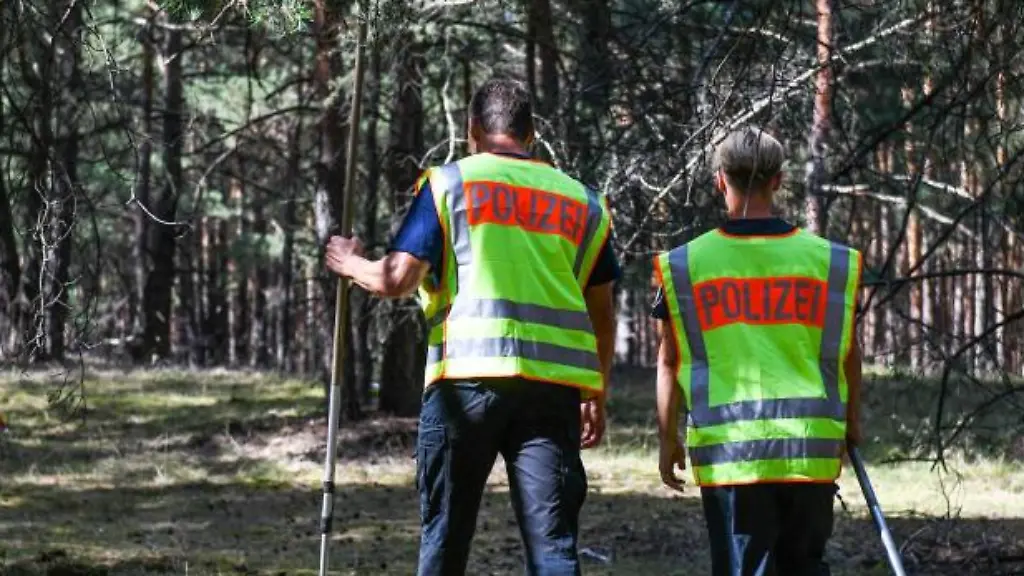 Einsatzkraefte-der-Polizei-suchen-in-einem-Waldgebiet-nach-Hinweisen-zur-vermissten-Rebecca