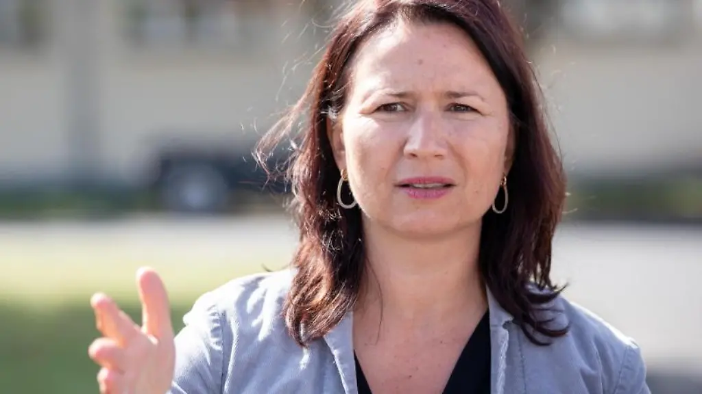 Anja-Siegesmund-Gruene-Thueringer-Umweltministerin-gestikuliert-beim-Sprechen