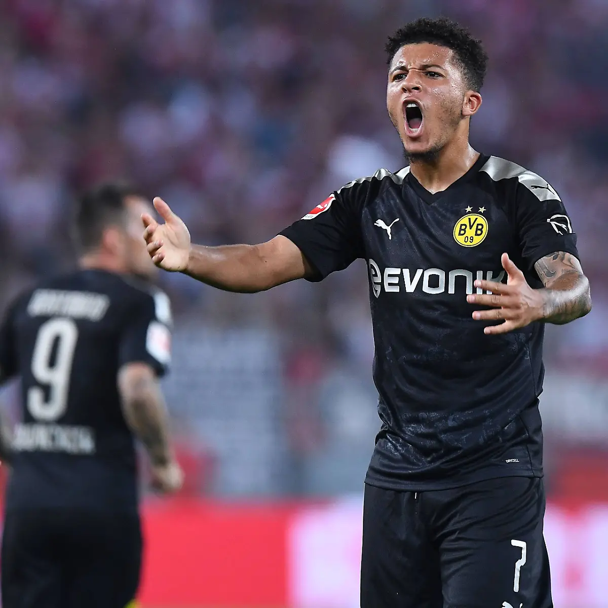 Rassisten-regen-den-19-jaehrigen-Dortmunder-Jadon-Sancho-auf