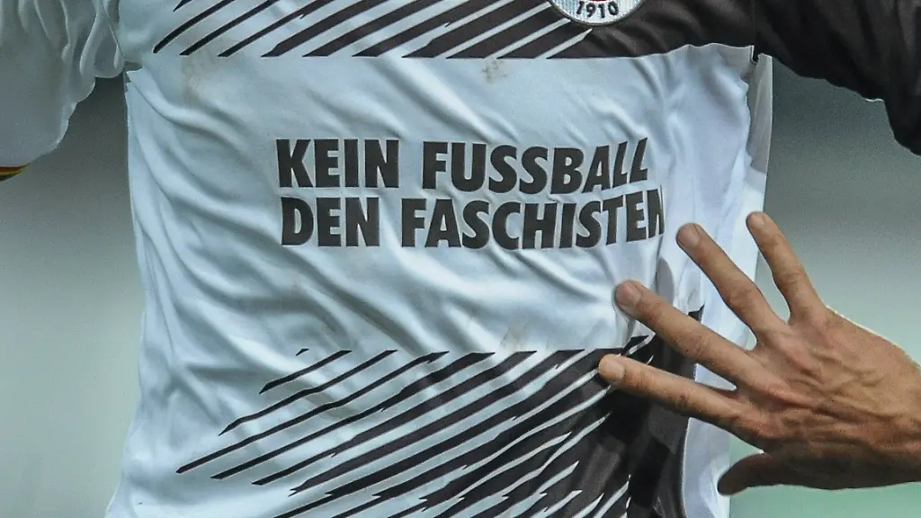 Mit-diesem-Trikot-lief-Fussball-Zweitligist-FC-St-Pauli-in-der-Saison-2015-16-einmal-auf-Seit-dem-hat-sich-wenig-geaendert