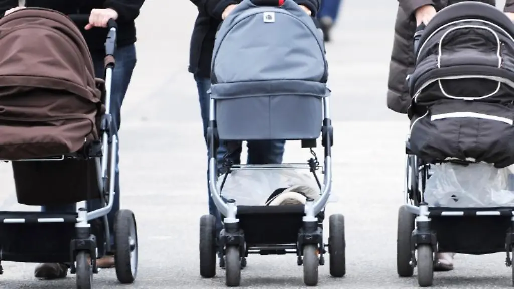 Drei-Frauen-schieben-ihre-Kinderwagen