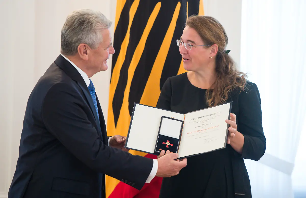 Die-Buergerrechtlerin-Katrin-Hattenhauer-aus-Berlin-erhaelt-von-Bundespraesident-Joachim-Gauck-am-01-10-2015-im-Schloss-Bellevue-in-Berlin-einen-Verdienstorden-der-Bundesrepublik-Deutschland