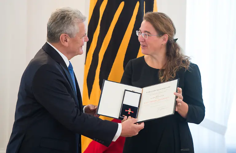 Die-Buergerrechtlerin-Katrin-Hattenhauer-aus-Berlin-erhaelt-von-Bundespraesident-Joachim-Gauck-am-01-10-2015-im-Schloss-Bellevue-in-Berlin-einen-Verdienstorden-der-Bundesrepublik-Deutschland