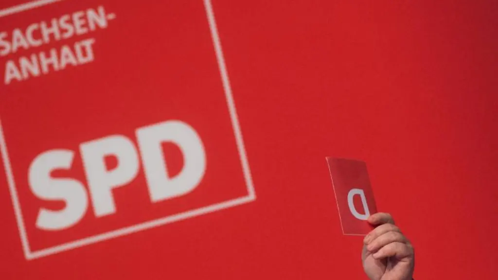 Ein-Delegierter-stimmt-auf-einem-Landesparteitag-mit-einer-Delegiertenkarte-ab