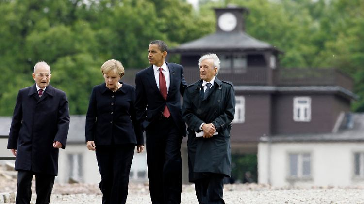 Obama in Begleitung von Kanzlerin Merkel sowie den Zeitzeugen Elie Wiesel (rechts) und Bertram Herz (links) beim Betreten der Gedenkstätte.