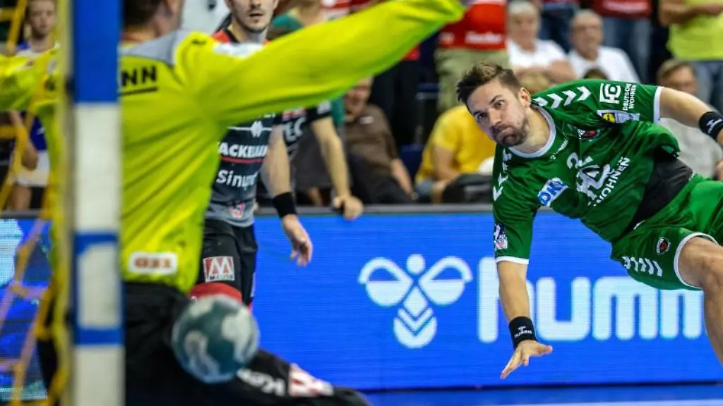 Berlins-Fabian-Wiede-r-wirft-den-Ball-in-das-Tor-von-Erlangens-Carsten-Lichtlein