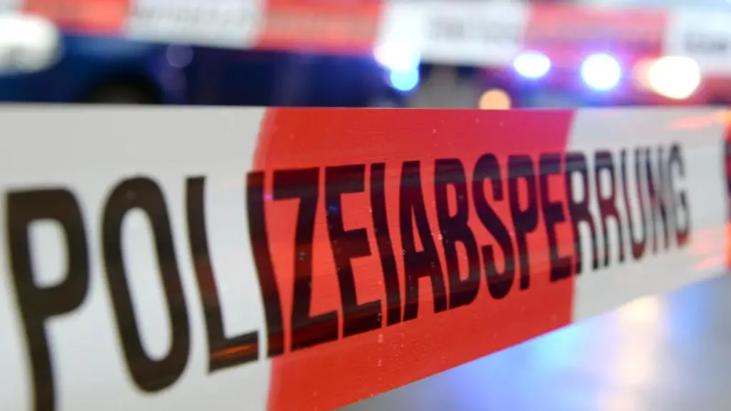 Ein-Flatterband-mit-der-Aufschrift-Polizeiabsperrung