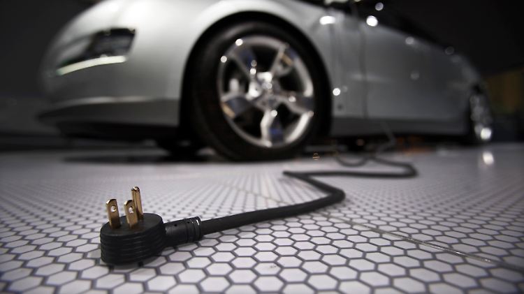 Steckdose statt Tankstelle: Der Einstieg ins abgasfreie Elektro-Zeitalter erfordert viel Vorarbeit.
