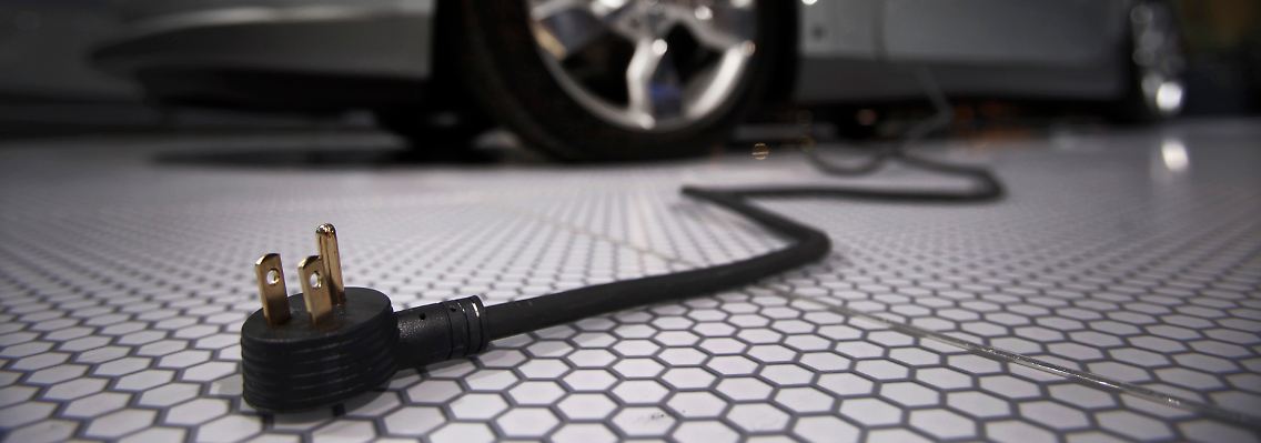 Steckdose statt Tankstelle: Der Einstieg ins abgasfreie Elektro-Zeitalter erfordert viel Vorarbeit.