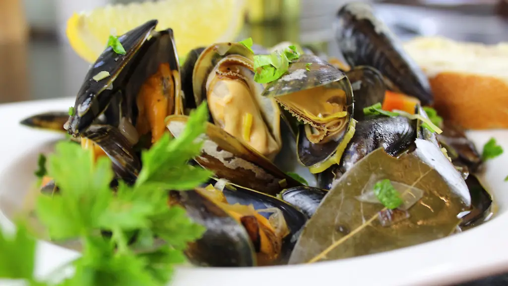 Muscheln-in-Gemuese-Weisswein-Sauce