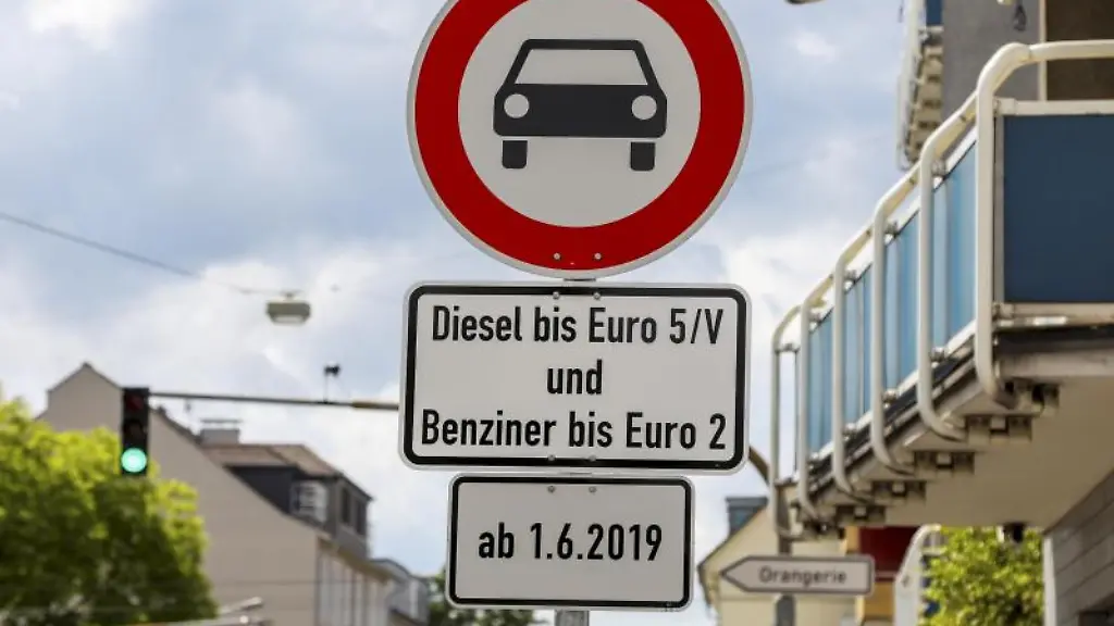 In-Darmstadt-weisen-Schilder-auf-das-geltende-Diesel-Fahrverbot-hin