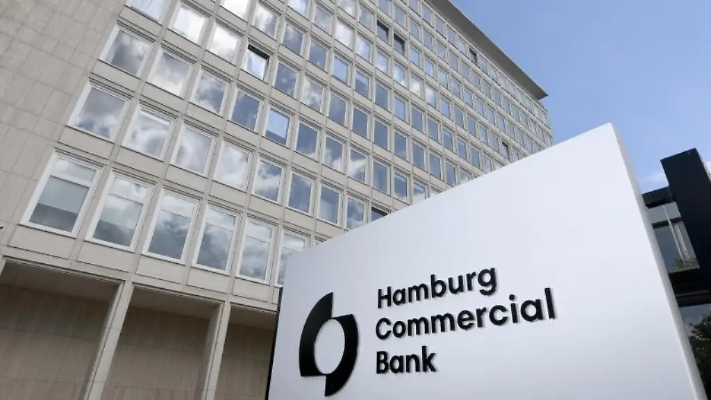 Das-Logo-der-Hamburg-Commercial-Bank-ist-am-ehemaligen-Verwaltungsgebaeude-der-HSH-Nordbank-in-Kiel-zu-sehen