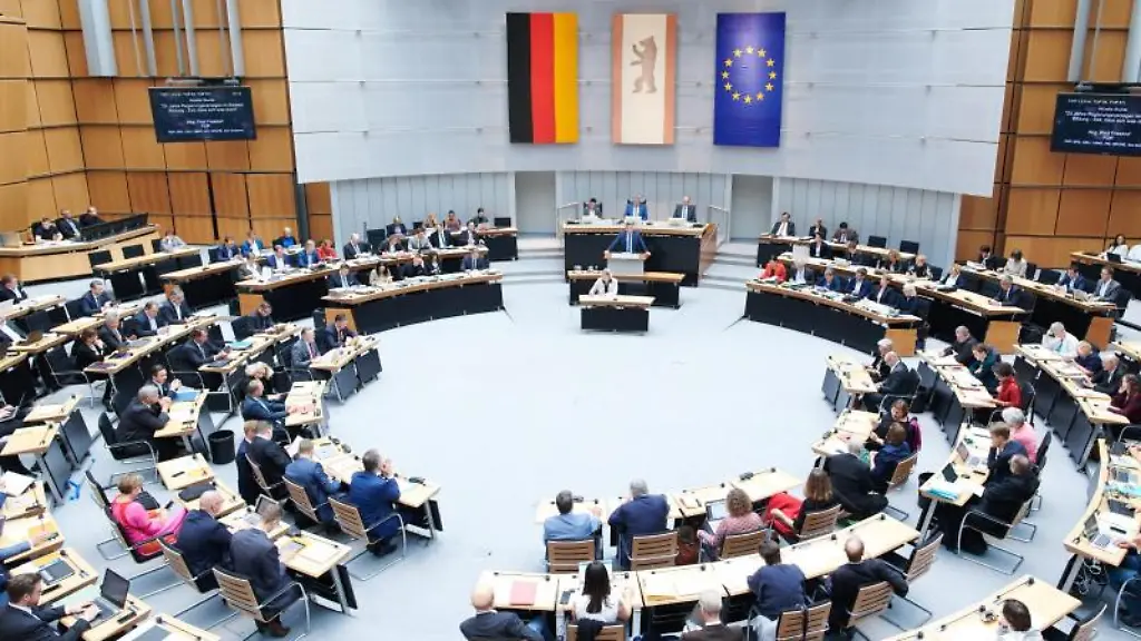 Abgeordnete-sitzen-in-der-Plenarsitzung-im-Berliner-Abgeordnetenhaus