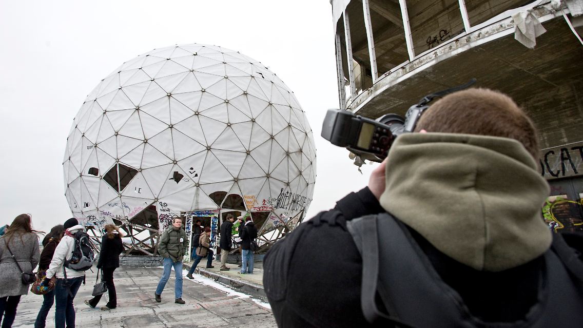 Mitte Februar 2011 wurden zum ersten Mal nach der Schließung der Spionagestation vor 20 Jahren Führungen auf dem Gelände der Ruine der ehemaligen Abhörstation ...