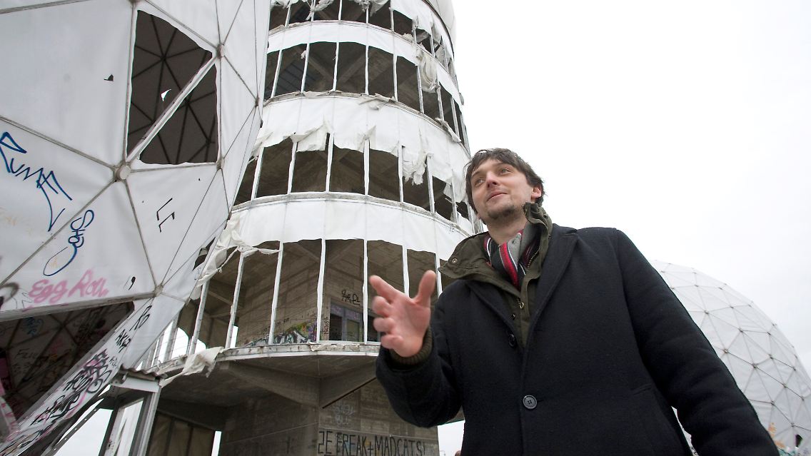 ... auf dem Teufelsberg angeboten, durch den Stadtführer Andreas Jüttemann (im Bild) und der Sicherheitsfirma Emge.