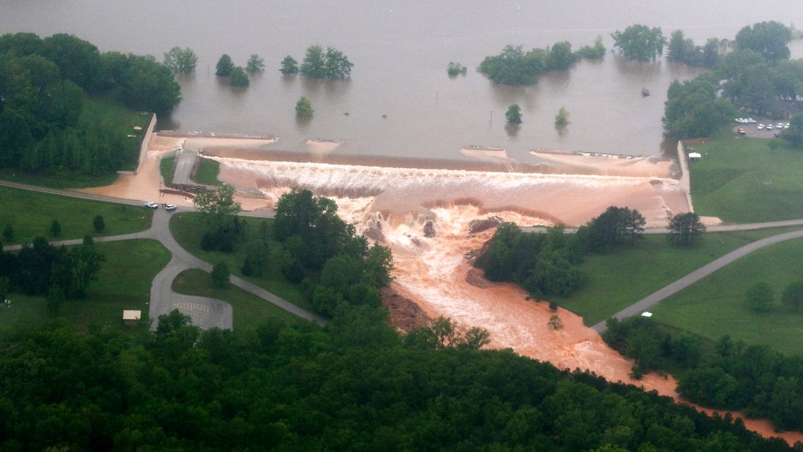 Zu den Stürmen kommt nun noch heftiger regen: Überschwemmungen am Wappapello Lake in Wayne County, Missouri.