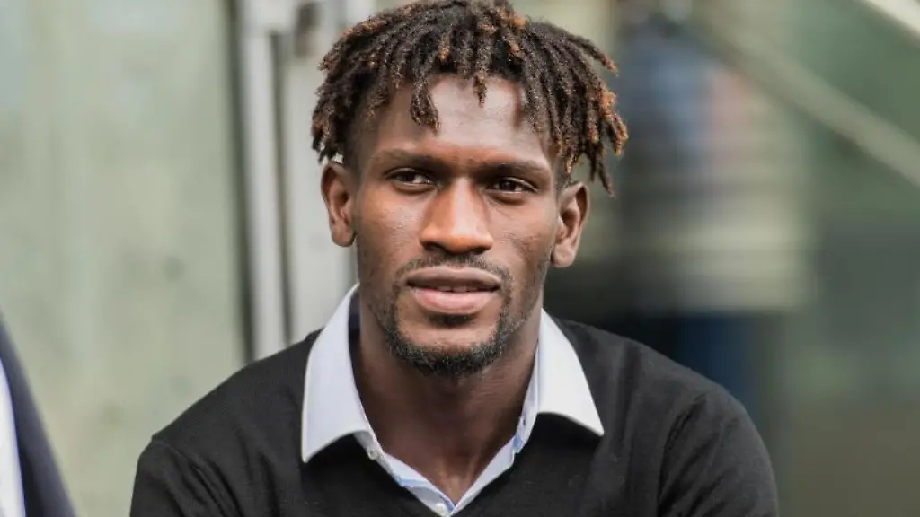 Bakery-Jatta-Hamburger-SV-sitzt-auf-dem-DFB-Gelaende