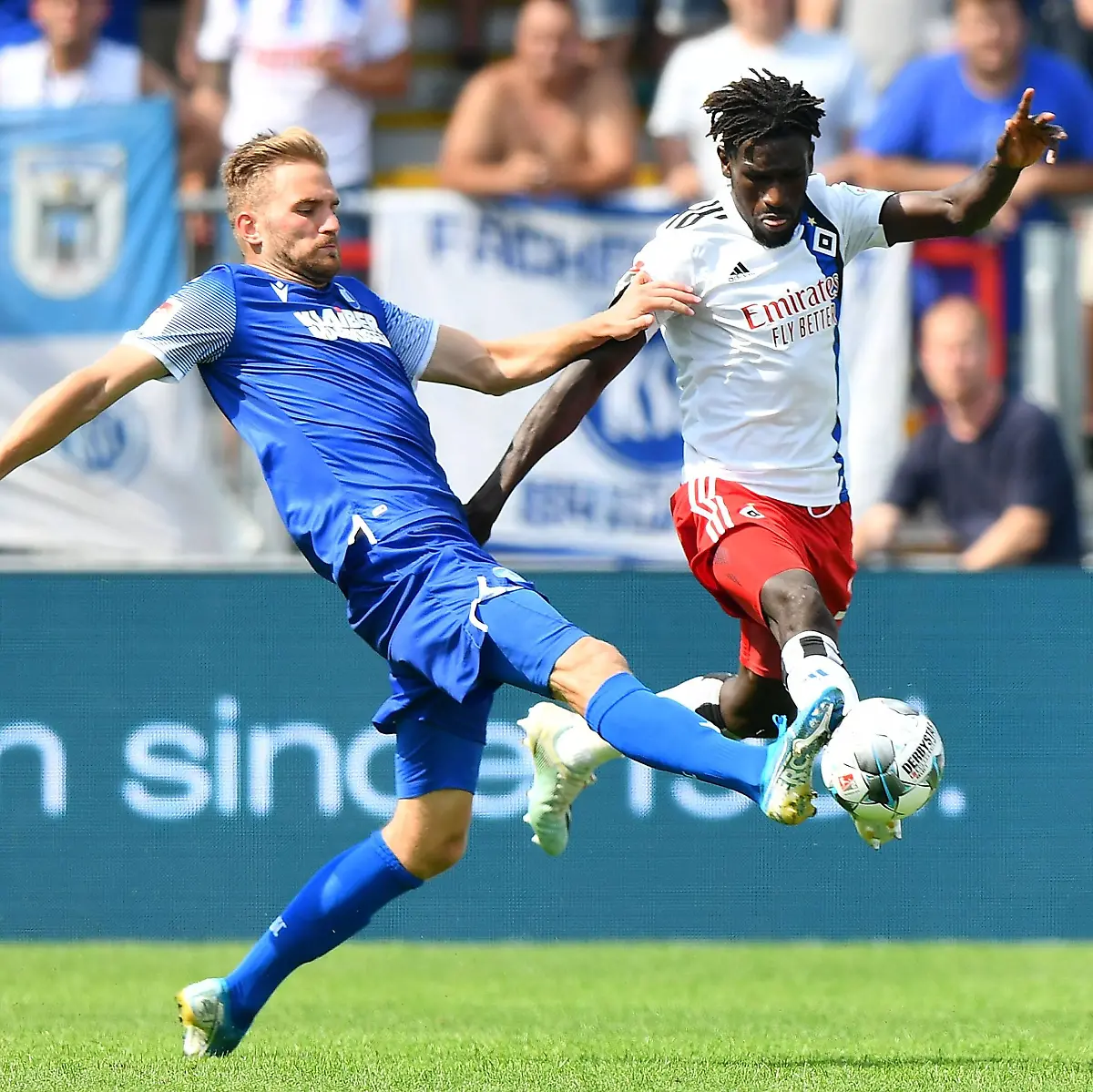 Sportlich-macht-Jatta-bisher-eine-gute-Figur-wie-hier-im-Spiel-gegen-den-Karlsruher-SC