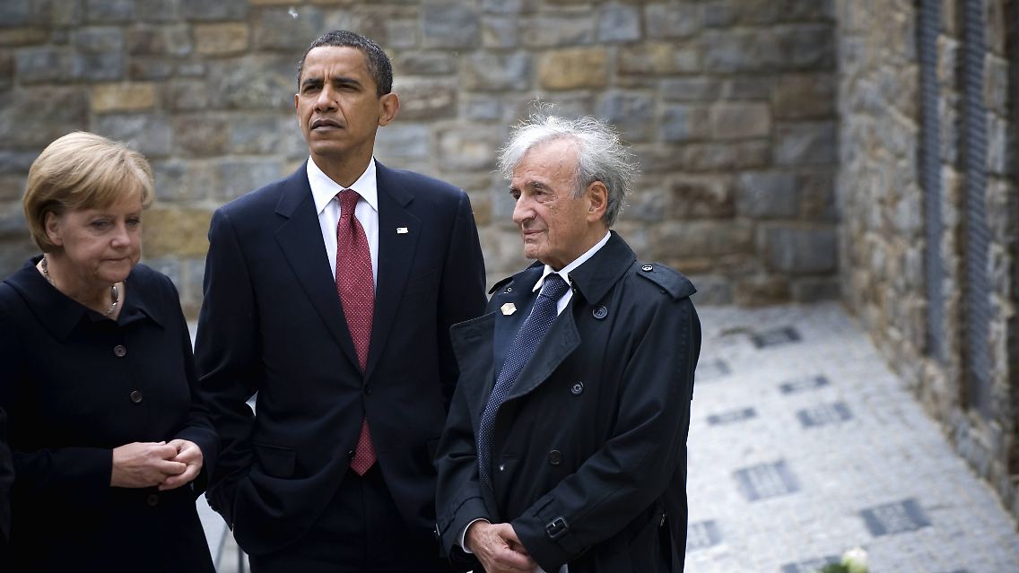 Obama verbringt seinen Besuch in der Gedenkstätte in Begleitung von Angela Merkel (l.) sowie den Zeitzeugen Elie Wiesel (r.).