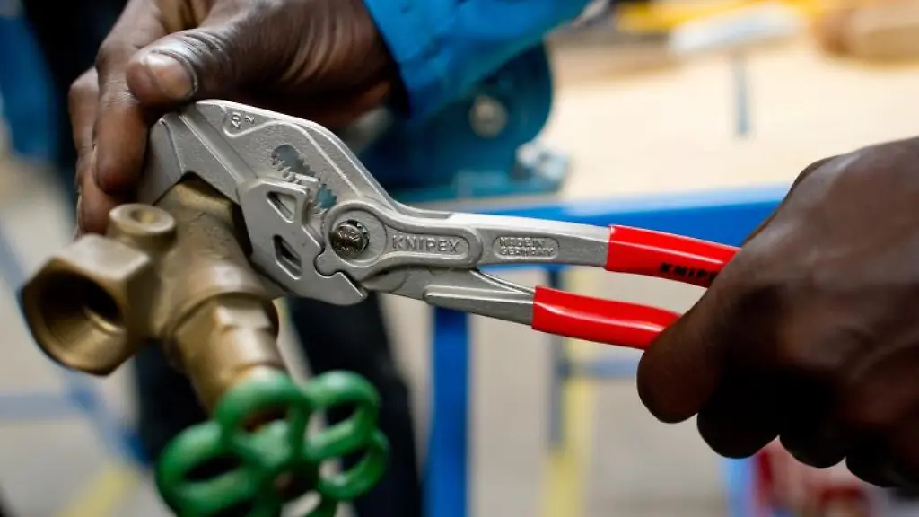 Ein-Fluechtling-arbeitet-an-einem-Werkstueck