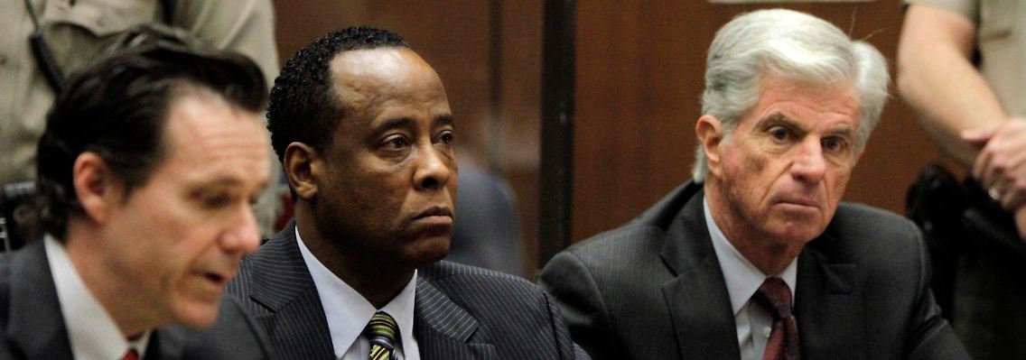 Conrad Murray (Mitte) und seine Anwälte bei der Anklageverlesung im Januar dieses Jahres.