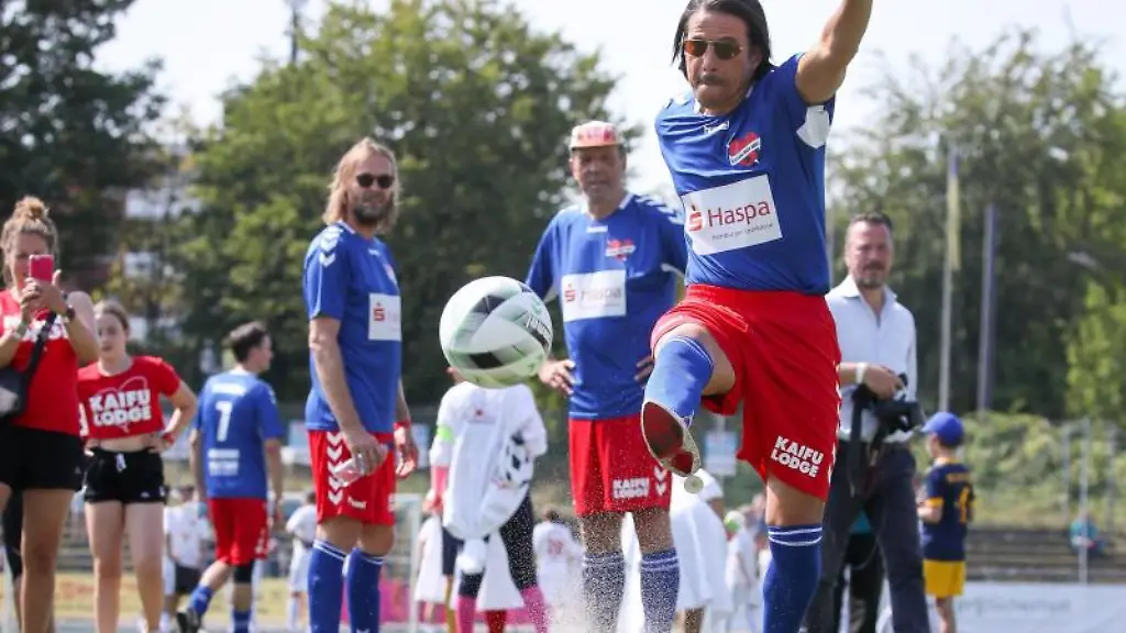 Jorge-Gonzales-Choreograph-und-Model-schiesst-den-Ball-beim-Aufwaermen-zum-Benefiz-Fussballspiel-Kicken-mit-Herz