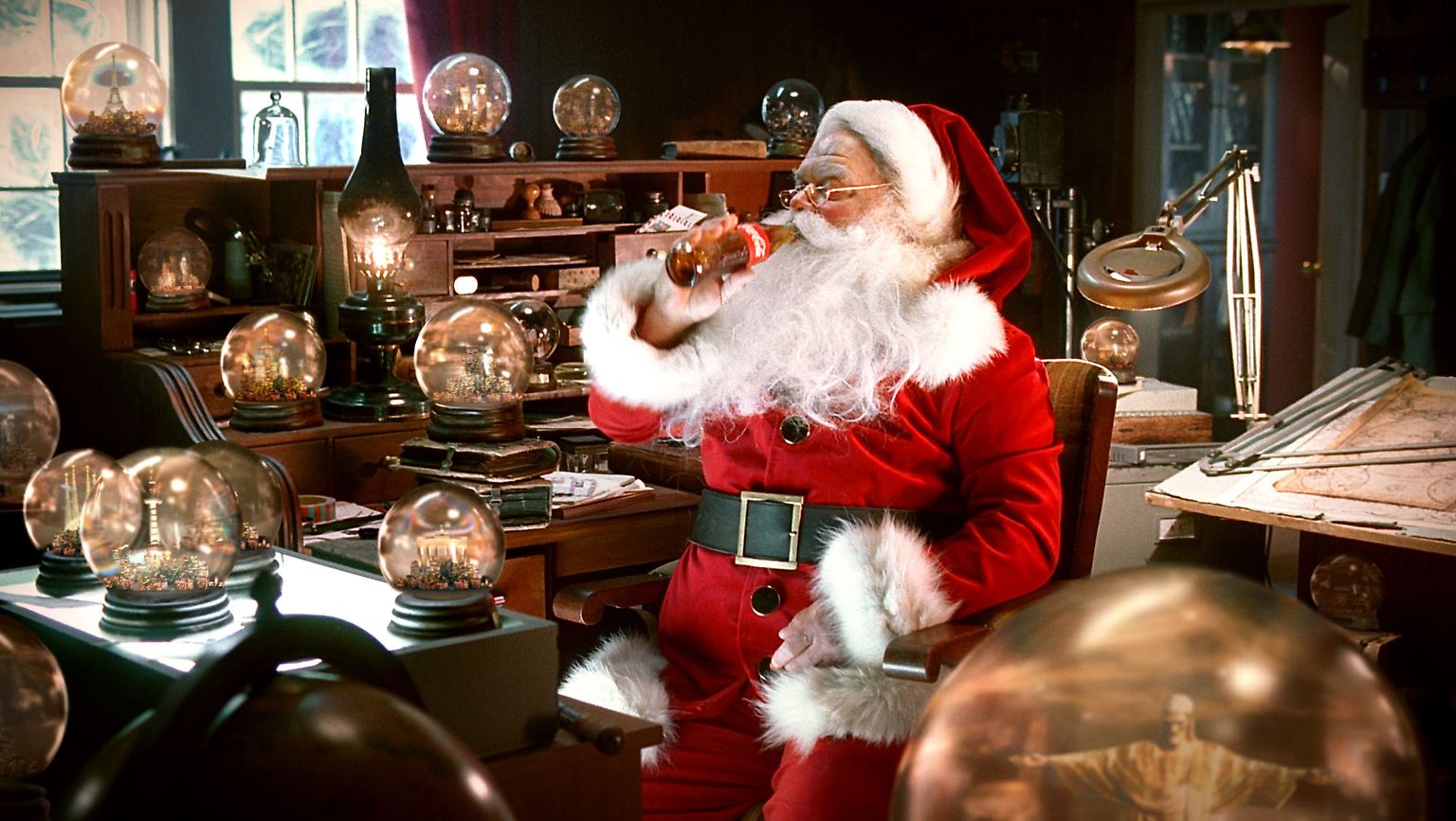 Was Disney kann, kann Coca-Cola schon lange: Da fährt der Weihnachtsmann mit seinem Cola-Truck durch ein Winterwunderland, da freuen sich Erwachsene in der Werbung wie kleine Kinder, wenn sie Cola trinken. 