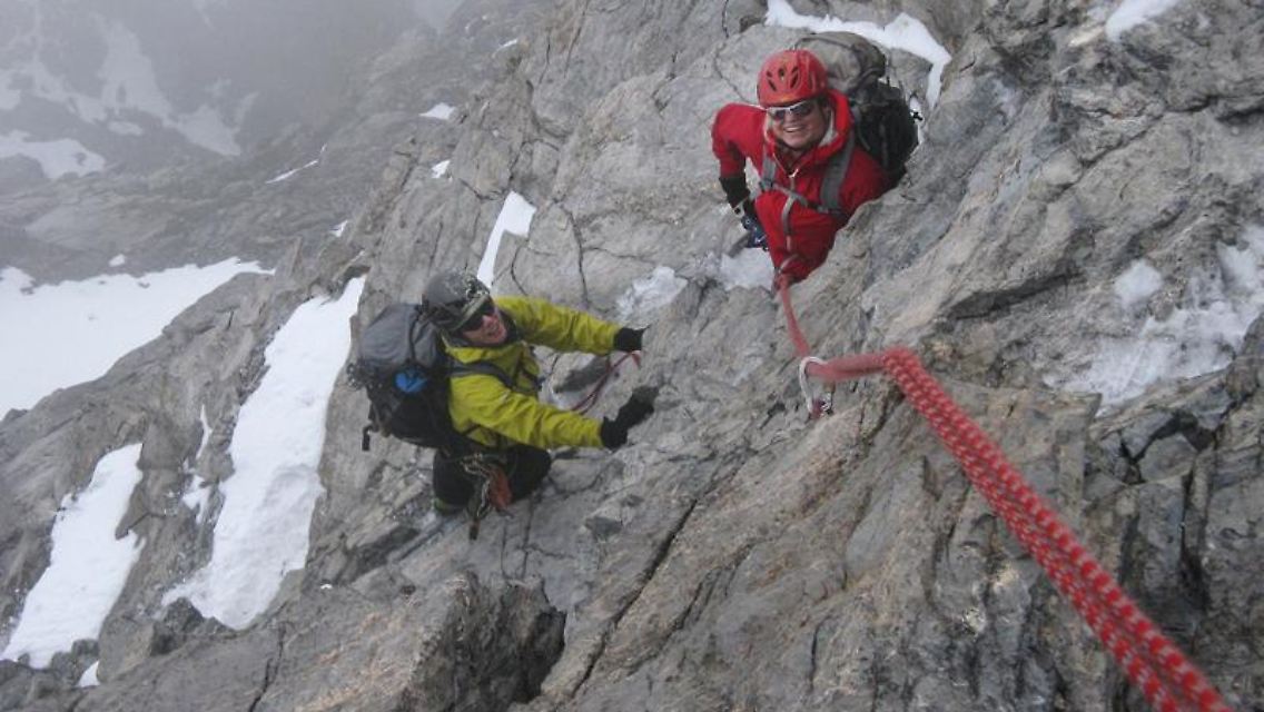 Die Sicherungstechnik für Hochtouren muss man vorher üben. In den einwöchigen Kursen des Alpenvereins lernen Anfänger neben dem Umgang mit dem Seil auch Spaltenbergung oder Wetter- und Geländekunde.