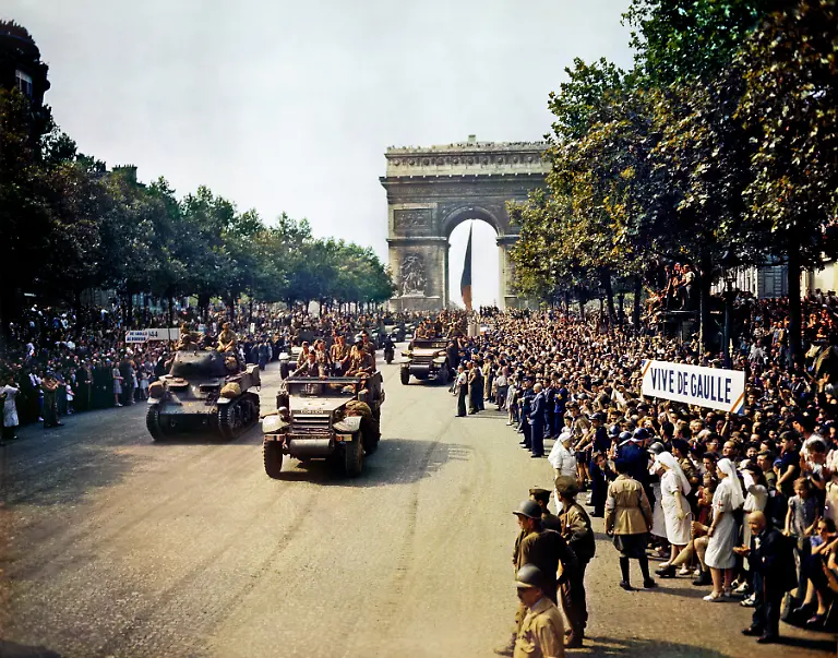 Crowds-of-French-patriots-line-the-Champs-Elysees-edit2