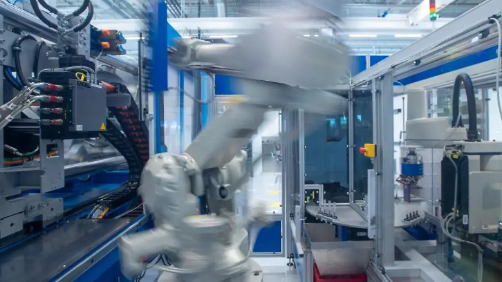 Ein-Industrieroboter-in-einer-der-Produktionshallen-des-Schweizer-Medizintechnikunternehmens-Ypsomed