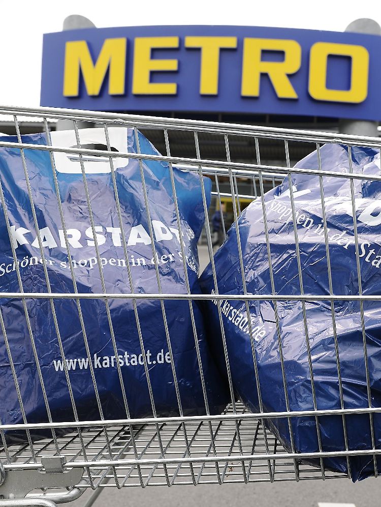 Konkurrent Metro will zwei Drittel der Karstadt-Filialen mit der Kaufhof-Kette verschmelzen.