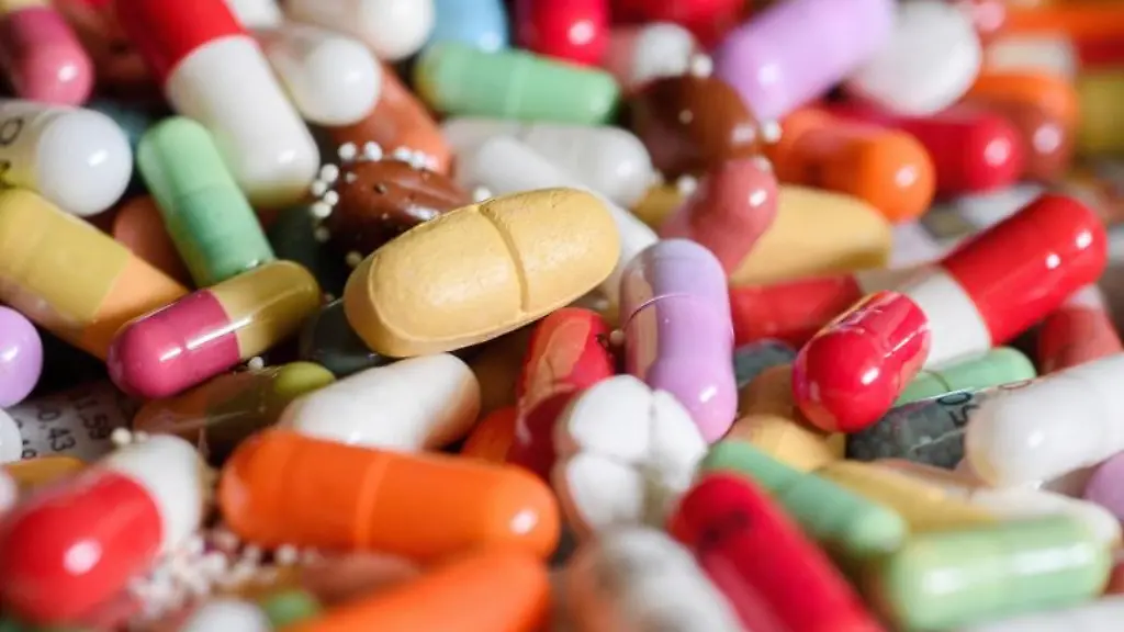 Unterschiedliche-Medikamente-darunter-ueberlagerte-Kapseln-sind-am-wahllos-zu-einem-bunten-Wirrwarr-aufgehaeuft