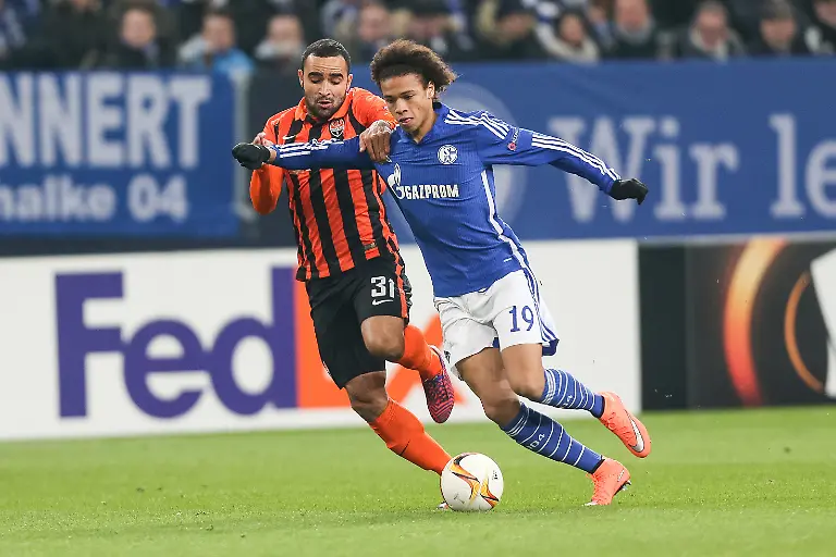 Oder-Leroy-Sane-heute-ebenfalls-Manchester-City-frueher-Schalke-04-Der-deutsche-Nationalspieler-wurde-in-dieser-Transferperiode-auch-heftig-von-den-Bayern-umworben-Dann-stoppte-ein-Kreuzbandriss-die-Verhandlungen