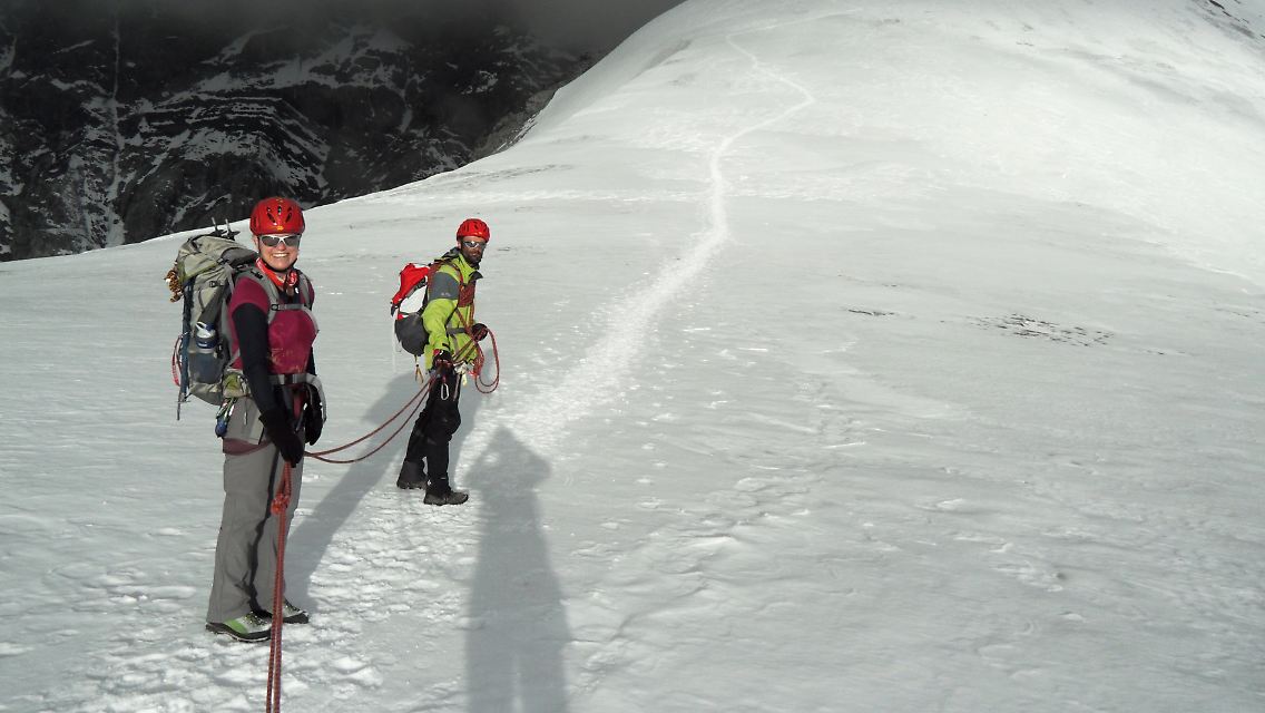 Über einen Gletscher geht man immer in einer Seilschaft. Stürzt ein Bergsteiger in eine Gletscherspalte, können die anderen ihn halten und herausziehen.
