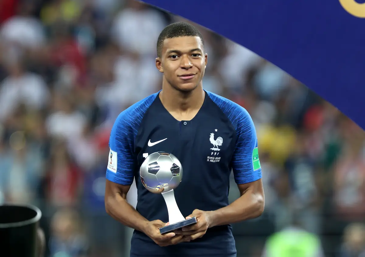 Kylian-Mbappe-in-der-2-BUndesliga-heute-kaum-vorstellbar-im-Januar-2015-waere-das-aber-beinahe-passiert-Damals-hatte-sich-RB-Leipzig-mit-dem-franzoesischen-Wunderkind-befasst-Da-aber-noch-kein-Trainer-fuer-die-neue-Saison-feststand-entschied-er-sich-gegen-einen-Wechsel-nach-Sachsen