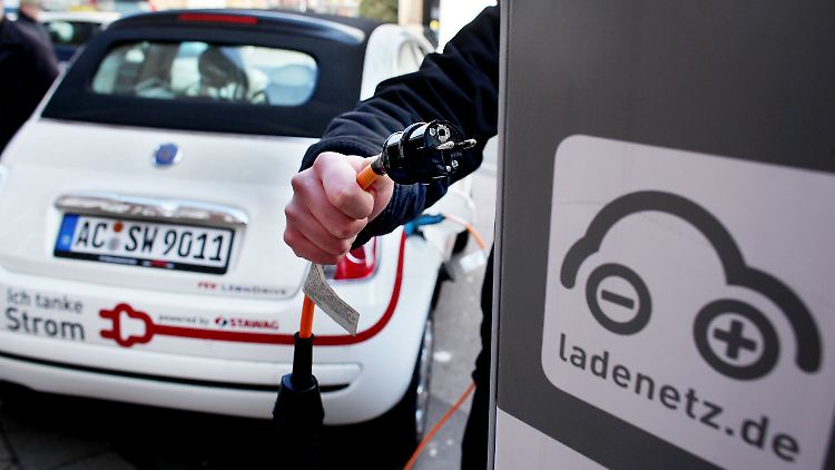 Die deutsche Industrie verlangt laut einem Zeitungsbericht von der Bundesregierung Milliarden-Subventionen für den Bau von Elektroautos.